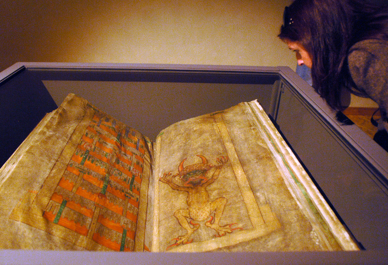 Illustration for article titled Quién está detrás del Códex Gigas, la “Biblia del diablo” que supuestamente escribió Satanás